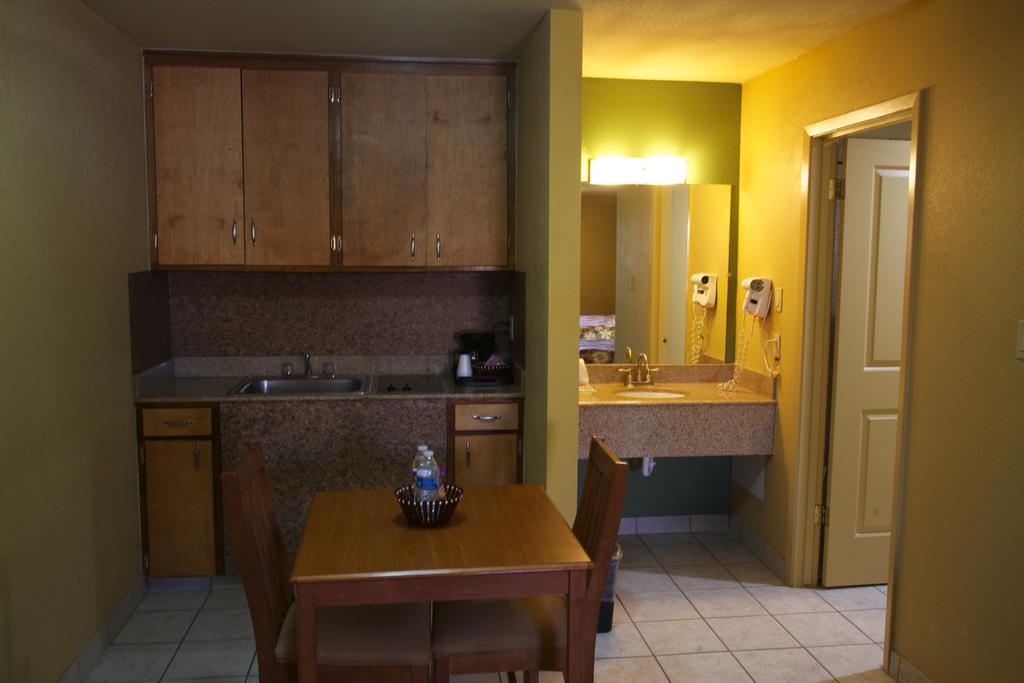 Coach Light Inn Brenham Ruang foto