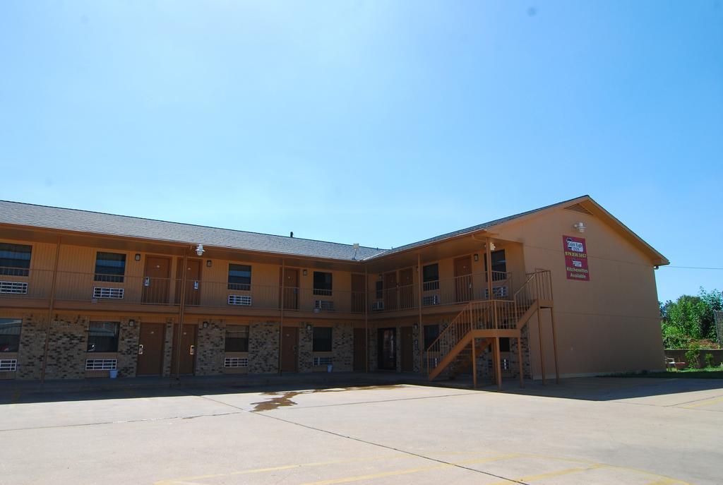 Coach Light Inn Brenham Bagian luar foto