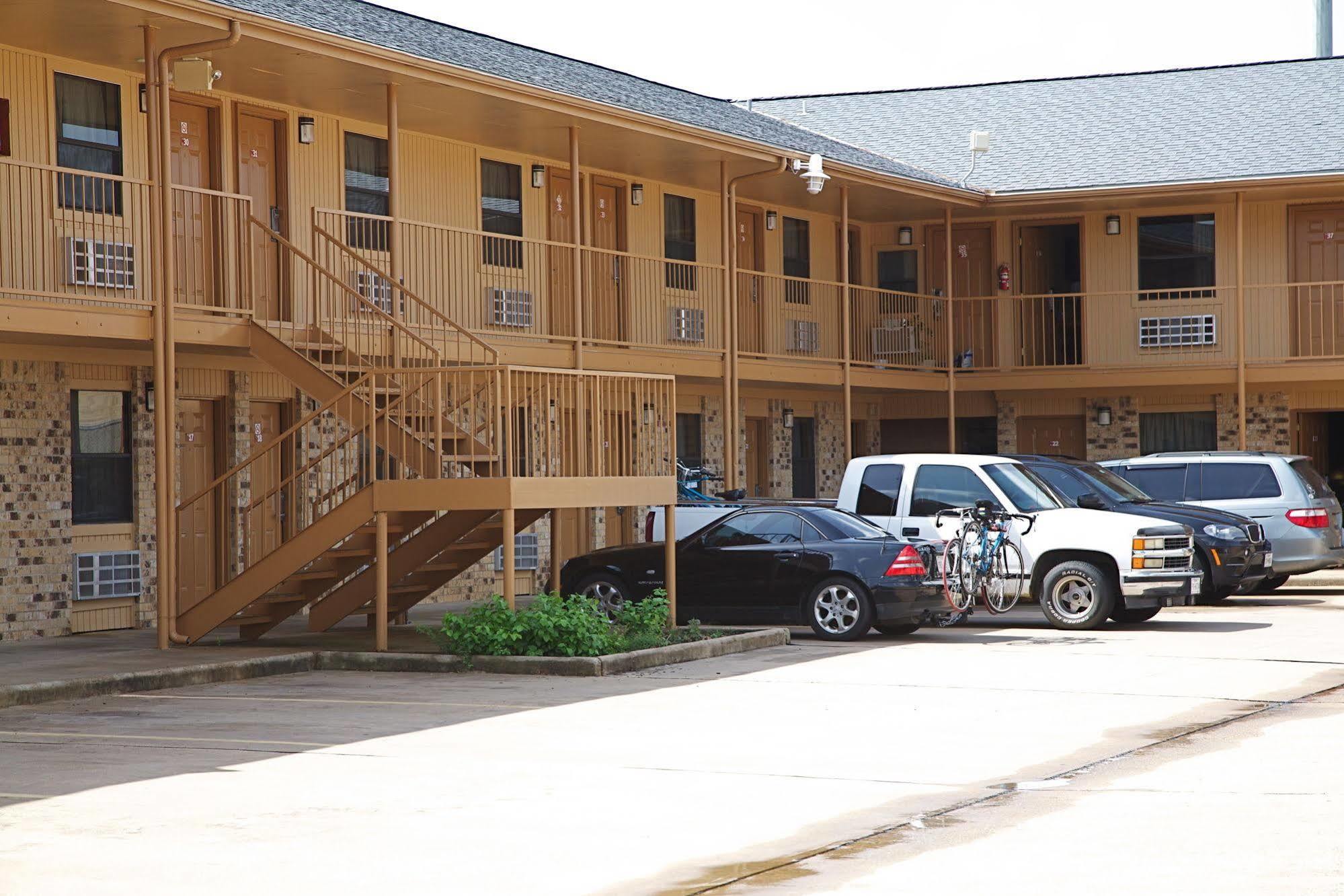 Coach Light Inn Brenham Bagian luar foto