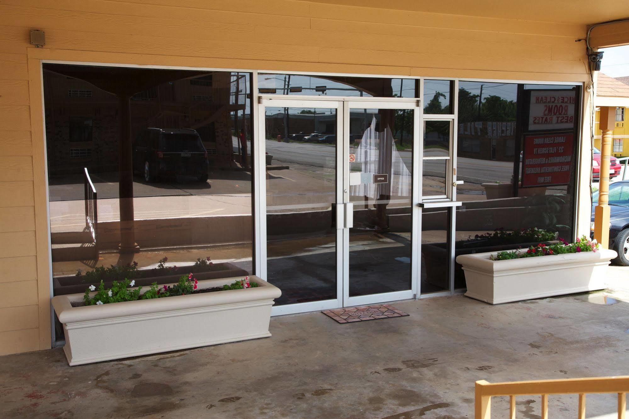 Coach Light Inn Brenham Bagian luar foto