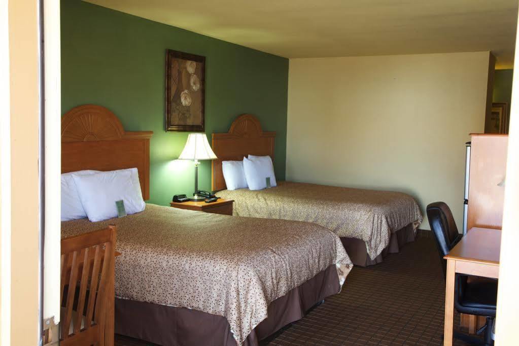 Coach Light Inn Brenham Bagian luar foto