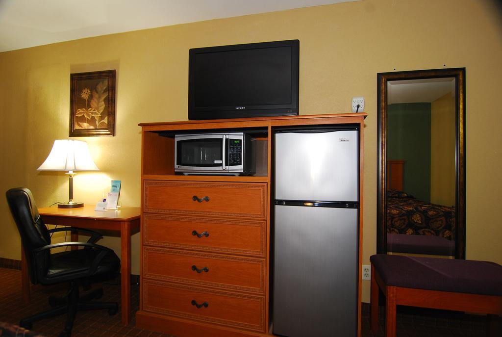 Coach Light Inn Brenham Bagian luar foto